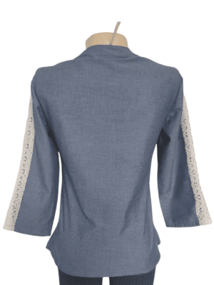 Blusa tipo jean cuello en v con encaje